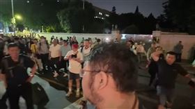 四叉貓北檢旁直播！藍粉氣炸圍剿潑她飲料　火爆場面曝光。四叉貓愛滾動YT