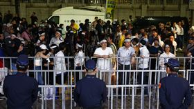 朱立倫率眾北檢外抗議　深夜仍未離去（2）檢調17日約談涉不實連署案的國民黨北市黨部主委黃呂錦茹等人，國民黨主席朱立倫（中白衣者）號召黨公職及支持者晚間到北檢外集結抗議，至深夜仍有數百人不願離去。中央社記者王騰毅攝  114年4月18日