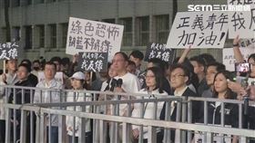 ▲國民黨黃呂錦茹等4人全聲押禁見。撤夜守在北檢外的朱立倫喊話「拼了！」（圖／記者楊佩琪攝）