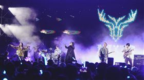 「一路向東」公益演唱會高雄登場天團五月天領軍的「一路向東」公益演唱會17日晚間在高雄登場，樂團麋先生（圖）帶來「天生寂寞」、「壞蛋」等歌曲。（相信音樂提供）中央社記者王心妤傳真  114年1月18日