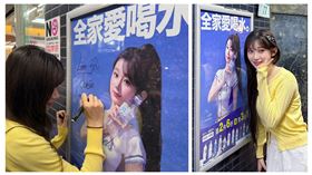 ▲李珠珢現身臨江街夜市和「自己」合影。（圖／富邦育樂提供）