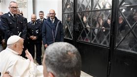 ▲教宗方濟各（Pope Francis）按照慣例來到羅馬天皇后（Regina Coeli）監獄。（圖／美聯社／達志影像）
