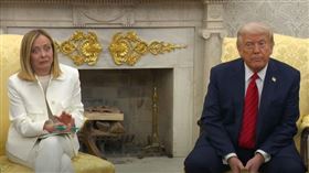 ▲義大利總理梅洛尼在川普面前宣揚政績，川普開放記者提問時被大批媒體發言嚇到面露驚恐。（圖／翻攝白宮影片畫面）