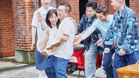 沈玉琳抱起李雅英。（圖／東森綜合提供）