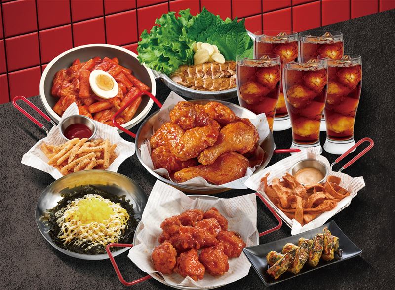 Bonchon 本村韓式炸雞推出5人份「感恩母親節套餐」，韓料、炸雞一次滿足。（圖／肯德基 提供）
