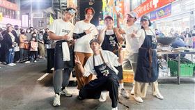 禾浩辰(左起)、胡宇威、蔡昌憲、李李仁、苗可麗，蔡凡熙出夜市外景。（圖／華視、三立提供）