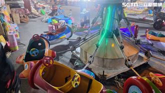 夜市摔飛機「180°翻覆」倒出2童後腦落地