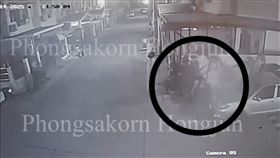 泰國潑水節，路邊生小孩，27歲女扯斷臍帶，產女，棄嬰，繼續狂歡，（圖／翻攝自Phongsakorn Hongjun臉書）