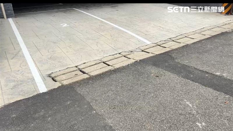 苗栗一名蔡姓男子酒後持雙刀挾持女友，遭警方連開兩槍，送醫搶救不治。（圖／翻攝畫面）
