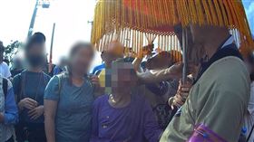93歲高齢淡水阿嬤，排隊躦轎底被人潮擠出，烏日警助達成心願，烏日派出所巡佐王瑞波(圖／翻攝畫面)
