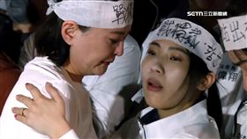 王鴻薇激動爆哭！「卡C位」反遭朱立倫移開　現場畫面曝光