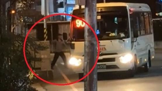 台中酒醉男當街發酒瘋　公車行經無辜遭砸