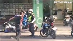 新／違規拒檢！台中男當街發狂美工刀砍警（圖／翻攝畫面）