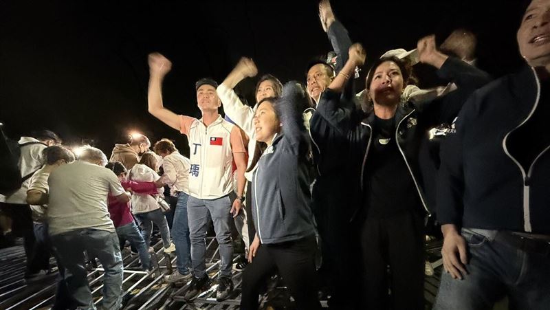 衝北檢抗議！鍾沛君「自首」嗆：快來辦我