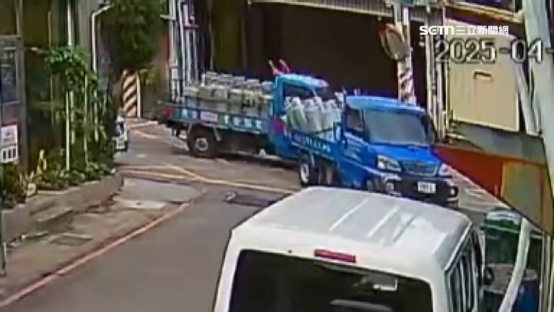 瓦斯車轉角撞同行　瓦斯桶滾落民眾驚