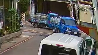 瓦斯車轉角撞同行　瓦斯桶滾落民眾驚