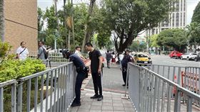 警方超前部署警力，並架設拒馬。（圖／記者黃翎瑄攝）