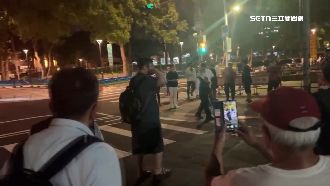 四叉貓遭藍支持者丟瓶辱罵　周遭警察不救