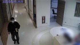 張男鬼祟地拿著瓶瓶罐罐出入病房。（圖／警方提供）