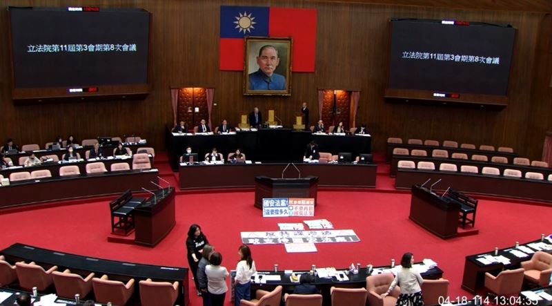民眾黨團拋出「重啟核三」、「國內移轉投票法制化」兩公投案，，最後提案順利逕付二讀並送交黨團協商。(圖／翻攝畫面)