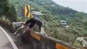  太平，136縣道，騎單車，自行車，過彎失控甩飛，撞護欄翻下山坡(圖／翻攝自爆料公社二社)