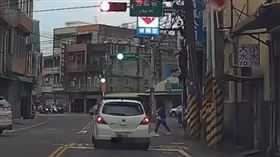 ▲小客車強行通過路口。（圖／翻攝自臉書社團「記憶八德」）