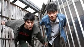 柯有謙（左）前年首度擔任導演，執導電影《速命道》。