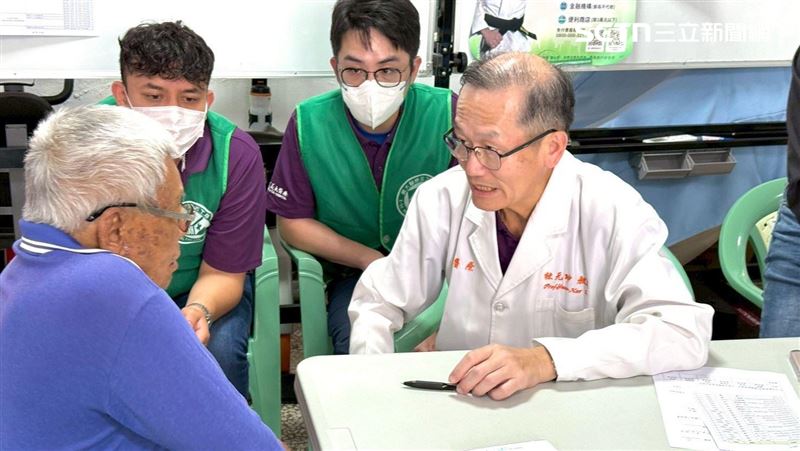不捨病患搭人肉推車就醫　他義診10年未歇