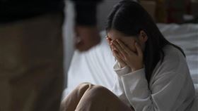 ▲一名台灣女遊客控訴，她遭新加坡一家背包客棧員工性侵。（示意圖非當事人 Xframe）