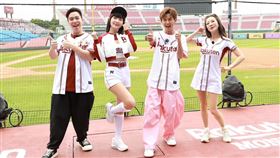 無尊（左起）、籃籃、阿翔跟楊繡惠今天在桃園錄影。（圖／民視提供）