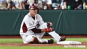 ▲中職36年例行賽，樂天桃猿右外野手林立盜三壘受傷下場治療。（圖／記者劉彥池攝影）