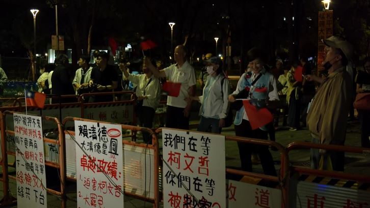 藍粉集結圍北檢　北市警拒馬下釘防推倒