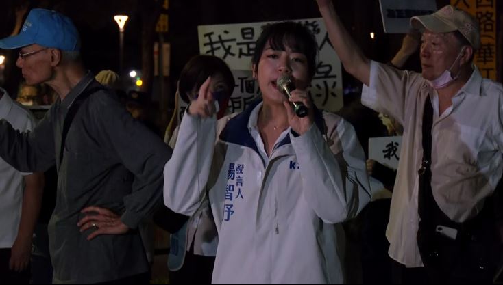 國民黨發言人楊智伃已搶先在現場宣講。（圖／翻攝畫面）