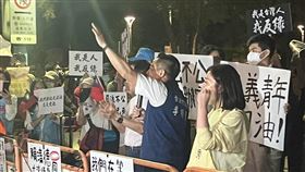 ▲國民黨立委李彥秀、台北市議員李明賢、國民黨發言人楊智伃18日晚到台北博愛路與愛國西路路口聲援國民黨台北市黨部主委黃呂錦茹。（圖／記者蘇晏男攝影）