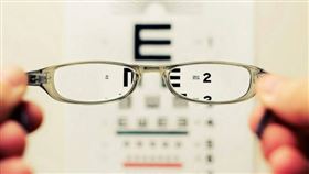 男子網購1副近視眼鏡，配戴後卻發生視網膜脫落的症狀。（示意圖／unsplash）