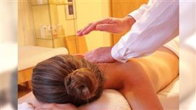 ▲中醫師建議，平時可按壓「風市穴」、「風池穴」、「風門穴」，幫助促進血液循環，降低中風再發風險。（示意圖／Pixabay）