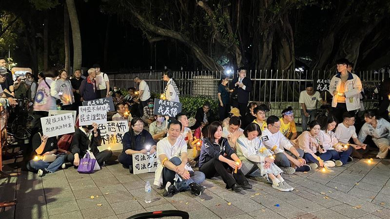 黃呂錦茹聲押開庭中　夜深國民黨率眾靜坐
