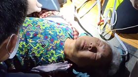 高雄雙罷劫85歲領銜人黃晃枝步出地檢署昏厥送醫急救。（圖／民眾提供）