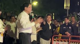 謝龍介深夜現身北檢聲援抗議民眾，全程用台語演說。