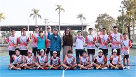 ▲後壁國中校長高儷玲與軟網隊選手合影，期待在全中運為臺南爭光。（圖／台南市體育局提供）
