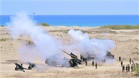 首頁 / 國際
美菲「肩並肩」聯合軍演 將在台灣附近部署反艦飛彈
2025/4/18 23:35（4/18 23:45 更新）
圖為2024年美菲「肩並肩」聯合軍演，菲律賓陸軍炮兵發射155毫米榴彈炮。（中央社檔案照片）