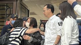 黃呂錦茹與身旁的親友擁抱，忍不住掉淚。（圖／記者黃翎瑄攝）