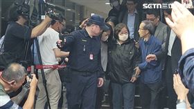 ▲黃呂錦茹的丈夫（右，藍外套），整整2天徹夜未眠守在法院，終於等到妻子。（圖／記者楊佩琪攝）