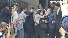 ▲黃呂錦茹的丈夫（右，藍外套），整整2天徹夜未眠守在法院，終於等到妻子。（圖／記者楊佩琪攝）