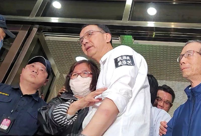 黃呂錦茹獲當庭釋放，淚擁黨主席朱立倫台北地檢署聲押國民黨台北市黨部主委黃呂錦茹，台北地方法院19日清晨裁定無保請回。（圖／中央社）