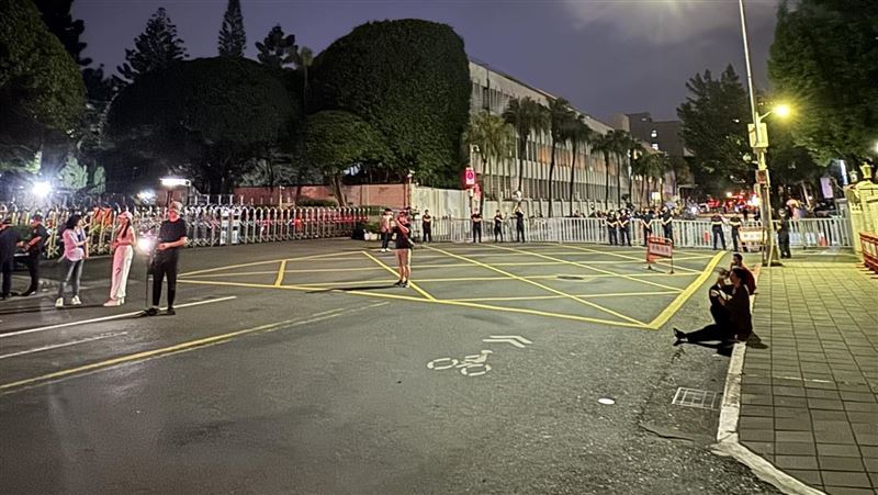 藍號召北檢外抗議！粉專一圖酸：人山人海