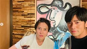 周杰倫與山下智久站在畫作前開心合照。（圖／翻攝自山下智久 IG）