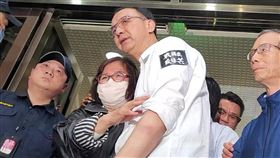 黃呂錦茹獲當庭釋放 淚擁黨主席朱立倫台北地檢署聲押國民黨台北市黨部主委黃呂錦茹，台北地方法院19日清晨裁定無保請回。黃呂錦茹（左2）清晨近6時離開法院，與在法院門口守候已久的黨主席朱立倫（右2）緊緊擁抱。中央社記者謝幸恩攝