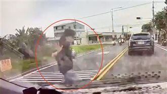 驚悚畫面曝！台中女「暴衝過馬路」遭擊落
