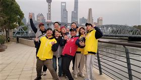 謝坤達(左起)、林柏昇（KID）、梁一貞、懷秋、綠茶、吳宗憲、小鐘、詹子晴與鹿希派在上海外景。（圖：綜藝玩很大）